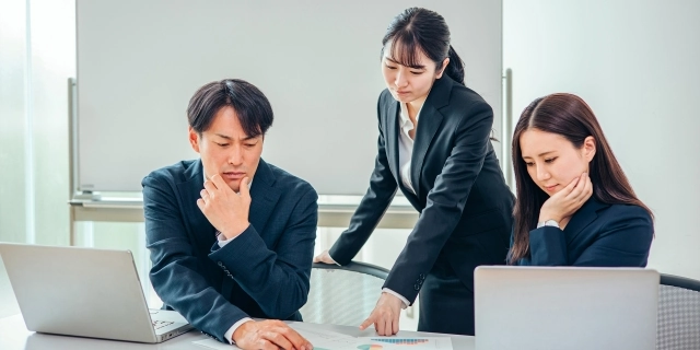人々が悩んでいる