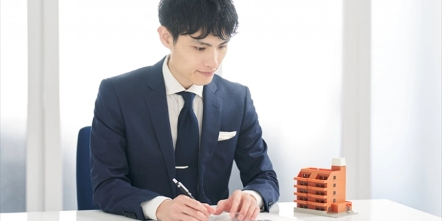 男性が資料を作成する