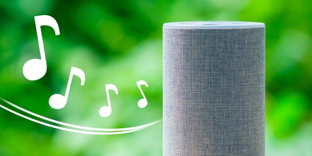 スピーカーから音楽が流れている