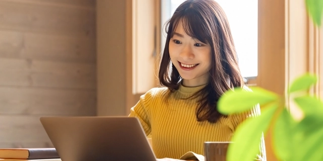 女性がPCを操作している