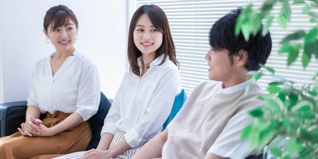休憩室で談笑