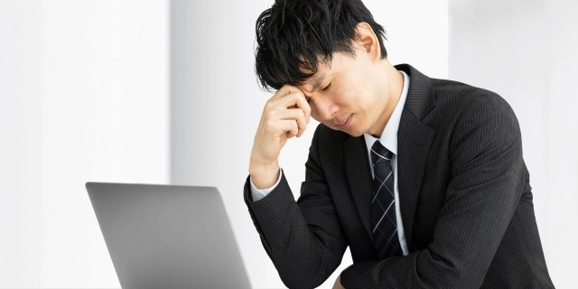 男性が悩んでいる