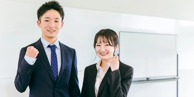 ガッツポーズをする新入社員