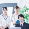 オフィスで仕事をする若いビジネスパーソン