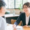 女性が保険を説明