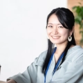 女性がタイピングしている