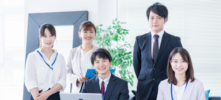 オフィスで仕事をする若いビジネスパーソン