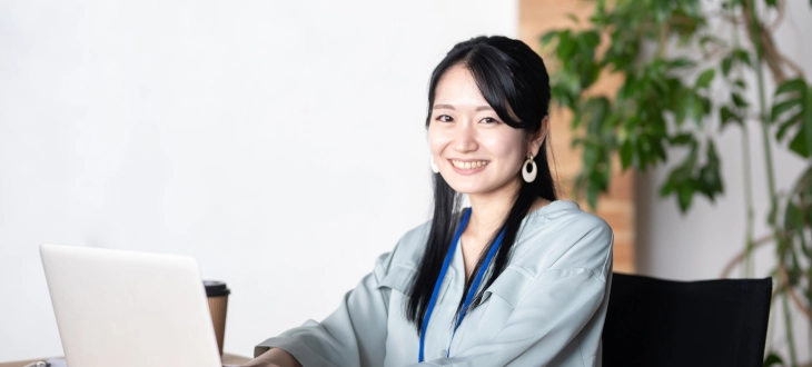 女性がタイピングしている