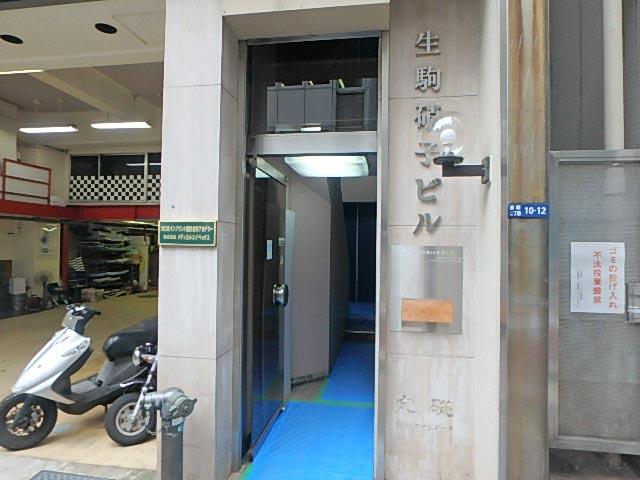 生駒硝子ビルエントランス②