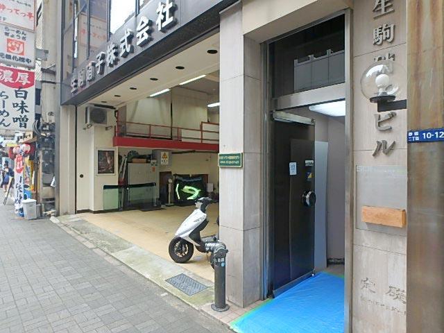 生駒硝子ビルエントランス①