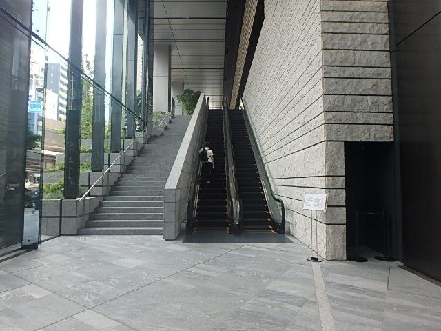 ホール①