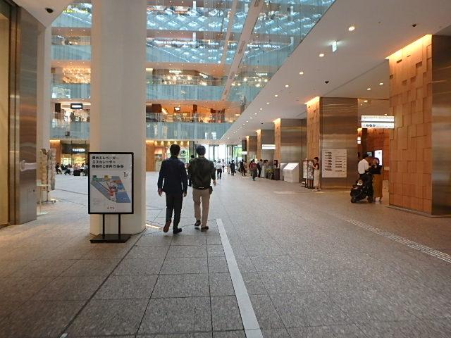 ホール①