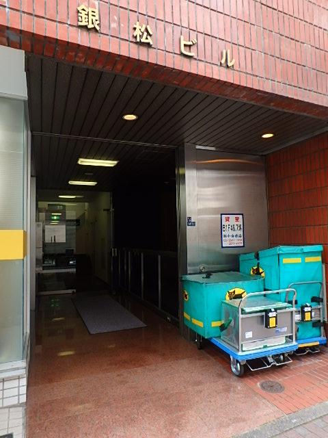 銀松ビルエントランス①