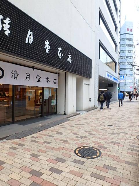 清月堂本店ビルエントランス①
