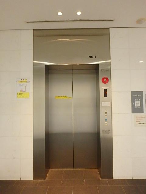 銀座並木通りビルホール③