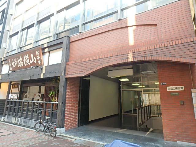 日工薬会館ビルエントランス①