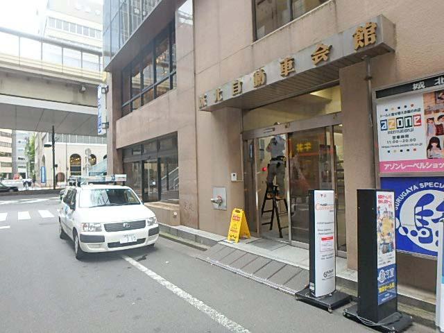 城北自動車会館ビルエントランス①