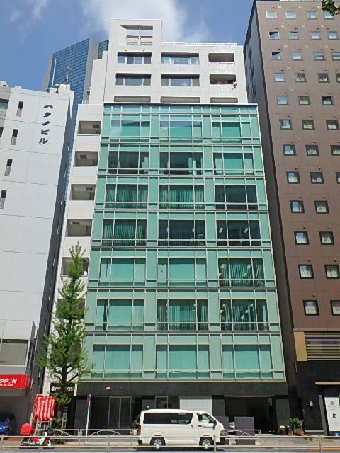 「サンライズ長井ビル」都営線三田駅から徒歩3分!ミントグリーンの外観が目印です🚩