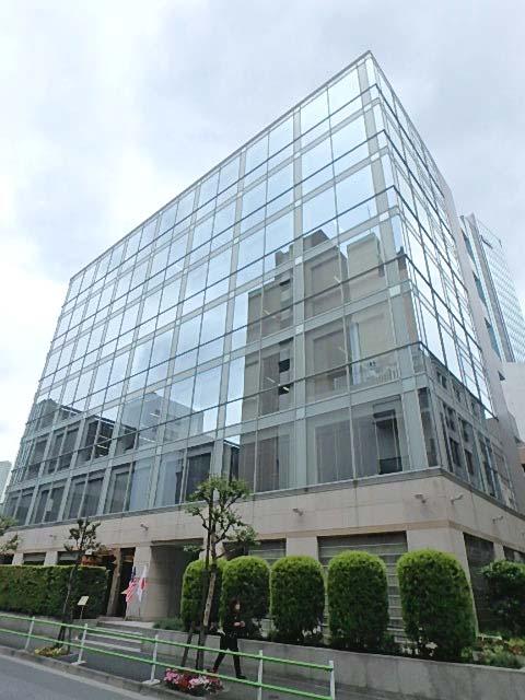 「クローバー芝公園」ビル周囲には手入れの行き届いた植栽🌳ひと目で上質な物件だと分かります。駅アクセスも良好!