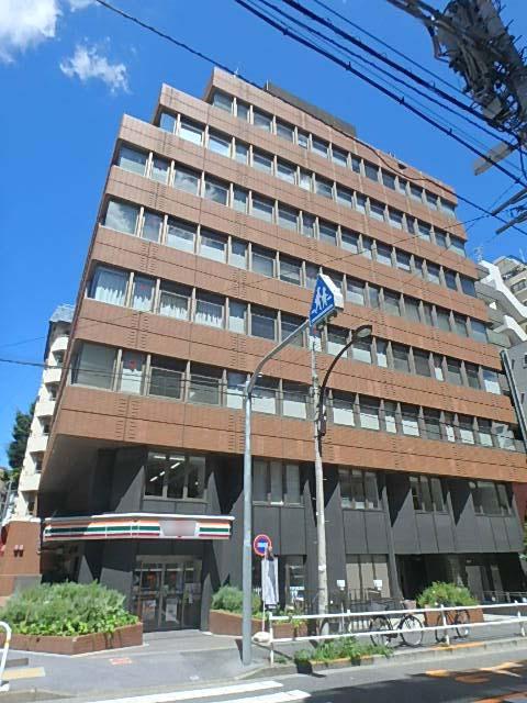 「THE PORTAL 新宿御苑」角地に佇む堅牢な物件。リニューアルを経て明るく清潔感のある内装が出迎えます✨️