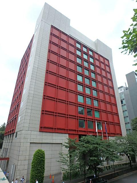 「イタリア文化会館」赤と白の外観が来訪者の記憶に残る物件🟥⬜️