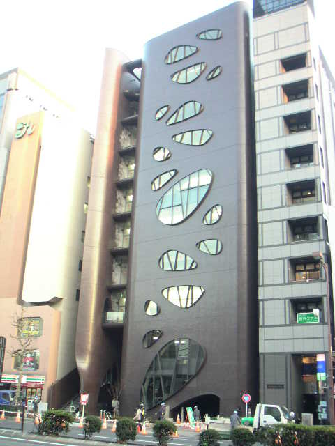 「VORT AOYAMAⅡ」渋谷~表参道の中間地点◯クリエイティブな街に相応しい、デザイン性の高い外観が目印です。゜。゜