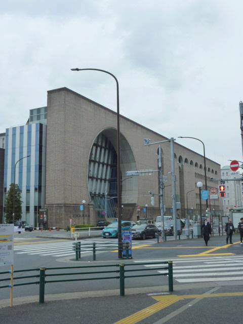 「信濃町煉瓦館」円形にくり抜かれた外観が、ひと目でも印象に残るオフィスビル○