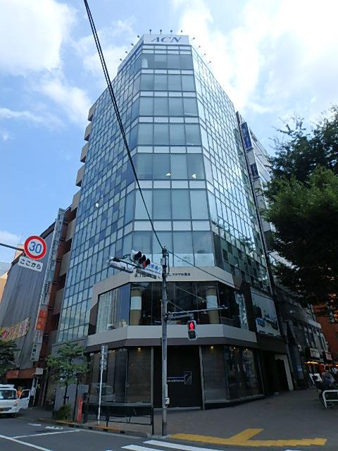 「ACN新宿ビル」新宿三丁目駅出口から道路を渡ってスグ!!交差点角地で開放的♫