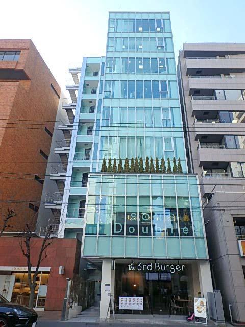 「SANWA南青山Bldg.」南青山、骨董通り沿い。室内はガラス面が多く開放的です🍃