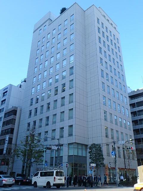 「笠原ビル」角地。品よく存在感を纏ったクラシカルな雰囲気のオフィスビル