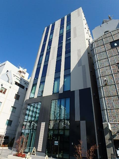 「南大和ビル」モノトーンでスタイリッシュな外観が目を引く、角地のオフィスビル✔