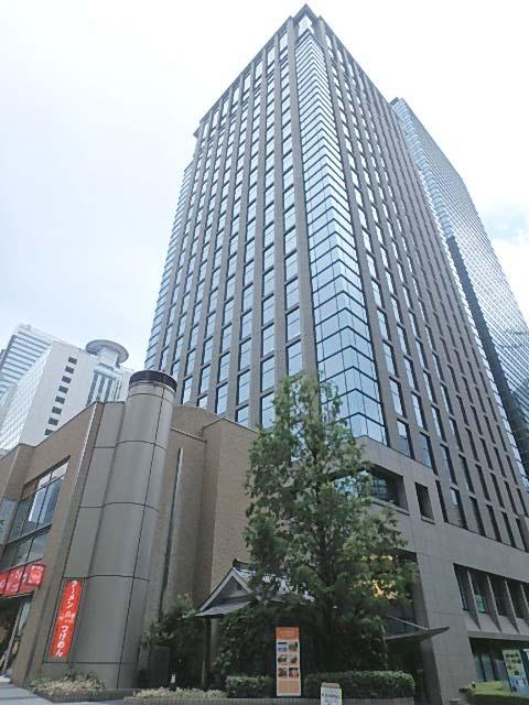「日土地西新宿ビル」石造りのフレーム×ガラスの外観が西新宿のオフィスビルを象徴する一棟